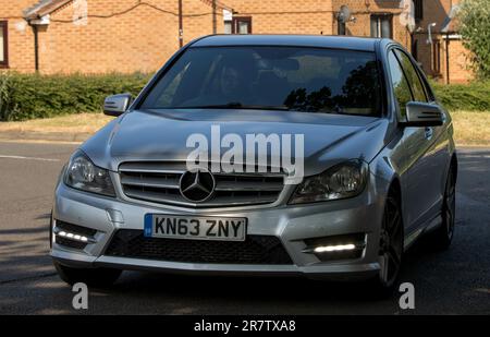 Milton Keynes, Royaume-Uni - 17 juin 2023 : 2013 moteur diesel argent MERCEDES-BENZ C 250 AMG VOITURE DE SPORT voyageant sur une route anglaise Banque D'Images