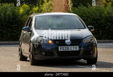 Milton Keynes, Royaume-Uni - 17 juin 2023: 2008 VOLKSWAGEN GOLF GT SPORT TDI 170 voiture voyageant sur une route anglaise Banque D'Images