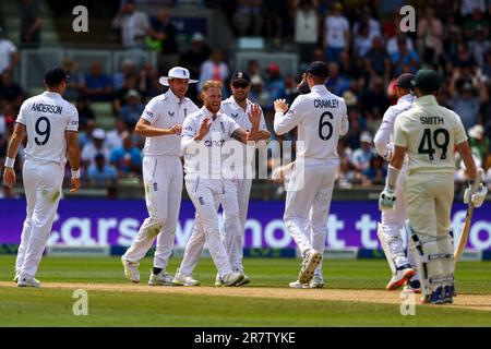 Birmingham, Angleterre. 17th juin 2023. Ben Stokes, en Angleterre, célèbre après avoir rejeté Steve Smith, en Australie, lors du premier test de Ashes à Edgbaston. Le crédit photo devrait se lire: Ben Whitley/Alamy Live News. Banque D'Images