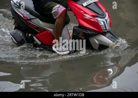 Les navetteurs traversent une rue inondée après de fortes pluies, à Guwahati, Assam, Inde, le 14 juin 2023. L'engorgement est une scène courante dans la ville de Guwahati en raison d'un système de drainage médiocre. Crédit : David Talukdar/Alay Live News Banque D'Images