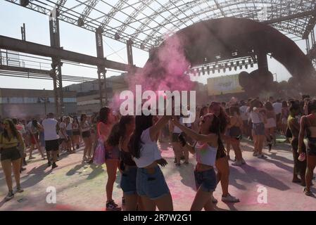 Milan, Italie. 17th juin 2023. Le festival s'inspire d'une ancienne tradition indienne, dont l'origine est perdue au fil des siècles. Chaque année, il est célébré avec des chants, des danses et le lancement de poudre colorée visant le ciel, qui transforme les participants en arcs-en-ciel authentiques et depuis 2014 il a également été organisé à Milan, en Italie. (Credit image: © Ervin Shulku/ZUMA Press Wire) USAGE ÉDITORIAL SEULEMENT! Non destiné À un usage commercial ! Banque D'Images