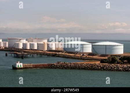 Le Havre, Nord de la France, Europe. 2023. Réservoirs de stockage de pétrole et de gaz à côté d'une jetée dans le port du Havre, France. Banque D'Images