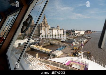 Liverpool, Angleterre, Royaume-Uni. 2023. Vue depuis le pont d'un bateau de croisière le long du célèbre front de mer de Liverpool et de la rivière Mersey. Banque D'Images