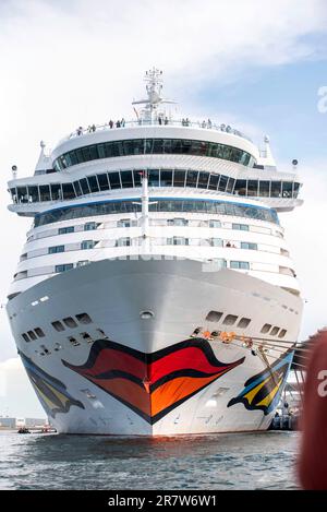 17 juin 2023, Mecklembourg-Poméranie occidentale, Rostock-Warnemünde: Le bateau de croisière 'Aida Diva' est amarré au centre de croisière de Warnemünde. Les activistes du climat ont essayé d'empêcher le navire de partir sur des canots et des bateaux gonflables. Les activistes ont lancé une action contre le tourisme de croisière. Photo: Frank Hormann/dpa Banque D'Images