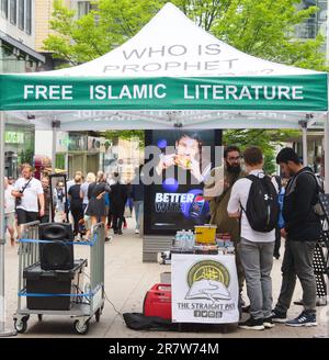 Gazebo propose gratuitement de la littérature islamique sur Market Street, dans le centre de Manchester, au Royaume-Uni, un samedi après-midi. Banque D'Images
