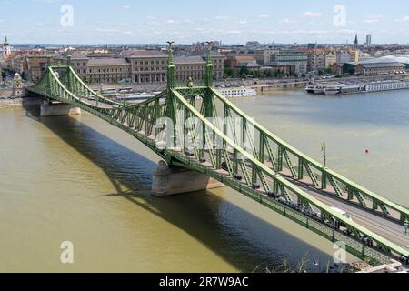 Pont de la liberté ou pont de la liberté au-dessus du Danube. L'Université Corvinus est en arrière-plan. Budapest, Hongrie Banque D'Images