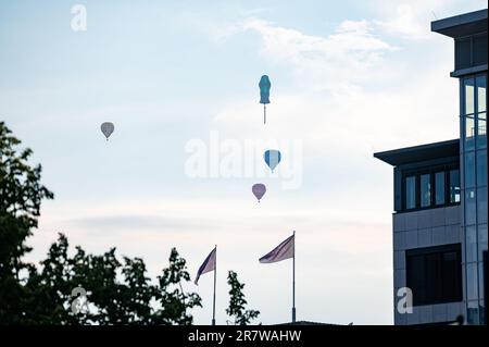 Kiel, Allemagne. 17th juin 2023. Plusieurs ballons d'air chaud survolent la ville. La semaine Kiel est officiellement ouverte. Jusqu'au feu d'artifice de clôture dimanche la semaine prochaine, la ville attend plusieurs millions de visiteurs du monde entier pour le plus grand festival d'été en Europe du Nord et la grande manifestation de voile. Credit: Jonas Walzberg/dpa/Alay Live News Banque D'Images