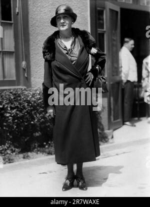 1931 , PARIS , FRANCE : La célèbre actrice française de théâtre et de cinéma MARGUERITE MORENO ( Monceau , 1871 - 1948 ) au travail de Paramount Lot pendant le tournage du film LE CORDON BLEU ( 1932 - le champion Cook ) de Karl Anton , d'un scénario de Tristan Bernard . Moreno était l'amant du poète Catulle Mendès et s'est marié en 1895 avec l'écrivain Marcel Schwob . Ami proche de Sarah Bernhardt ( 1844 - 1923 ). Photographe inconnu . - HISTOIRE - FOTO STORICHE - atrice - TEATRO - THEATRE - DIVA - DIVINA - MODE - MODA FEMINILE - ANNI TRENTA - 30's - '30 - FILM - CINÉMA - Hat - cappello - borse Banque D'Images