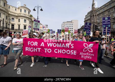 Les manifestants défilent avec leurs bannières et leurs écriteaux pendant la manifestation. Des manifestants et des activistes féministes du British Pregnancy Advisory Service (BPAS), de Women's Egalité et de la Fawcett Society, se réunissent pour protester contre un récent jugement de justice visant à emprisonner une mère de trois enfants, Carla Fosters, pour utiliser les pilules d'avortement dans le cadre de l'initiative "pilules par poste" du gouvernement pour une grossesse non désirée de 32 à 34 semaines. L’initiative « Pills by post », qui a été lancée dans le sillage de la crise de Covid et est encore en service aujourd’hui pour les grossesses non désirées jusqu’à 10 semaines. Banque D'Images