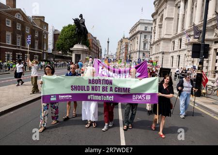 Les manifestants défilent sur Downing Street avec leurs bannières et leurs pancartes pendant la manifestation. Des manifestants et des activistes féministes du British Pregnancy Advisory Service (BPAS), de Women's Egalité et de la Fawcett Society, se réunissent pour protester contre un récent jugement de justice visant à emprisonner une mère de trois enfants, Carla Fosters, pour utiliser les pilules d'avortement dans le cadre de l'initiative "pilules par poste" du gouvernement pour une grossesse non désirée de 32 à 34 semaines. L’initiative « Pills by post », qui a été lancée dans le sillage de la crise de Covid et est encore en opération aujourd’hui pour les grossesses non désirées jusqu’à 10 nous Banque D'Images