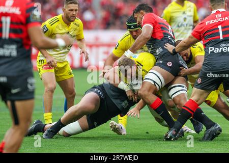 PARIS, FRANCE - JUIN 17 : Pierre Bourgait du Stade Rocelais est attaqué par Richard Arnold du Stade Toulousain lors de la finale Top 14 Rugby 2023 match entre Stade Toulousain et Stade Rocelais au Stade de France sur 17 juin 2023 à Paris, France (photo de Hans van der Valk/Orange Pictures) Banque D'Images