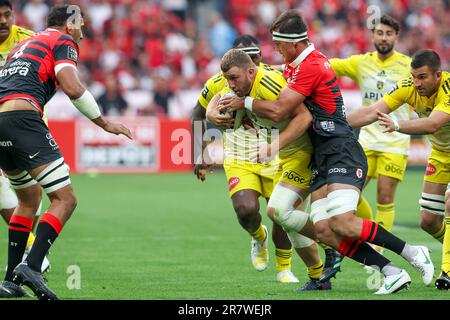 PARIS, FRANCE - JUIN 17: Alexandre Roumat du Stade Toulousain s'attaque à Pierre Bourgait du Stade Rocelais pendant la finale Top 14 Rugby 2023 match entre Stade Toulousain et Stade Rocelais au Stade de France sur 17 juin 2023 à Paris, France (photo de Hans van der Valk/Orange Pictures) Banque D'Images