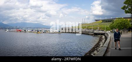 Vue sur le littoral vers les hydravions amarrés au centre de vol du port de Vancouver, sur le front de mer, à Vancouver (Colombie-Britannique), au Canada, le 31 mai 2023 Banque D'Images