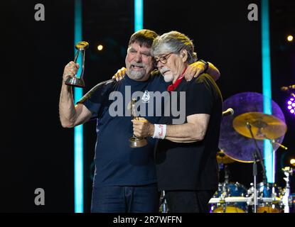 Teddy Gentry et Randy Owen, de l'Alabama, reçoivent le prix Pinnacle de la CMA sur scène au cours du 4 e jour du festival de la CMA au stade Nissan, le jeudi, 11 juin, 20 Banque D'Images