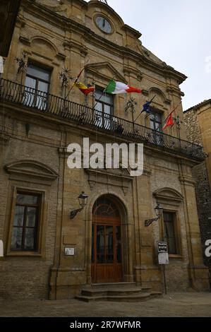 Façade panoramique vue sur le Palazzo di Città, un monument historique et un centre culturel de la Piazza Armerina en Sicile, Italie. Banque D'Images