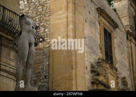 Sculpture en pierre antique à l'extérieur du Palazzo di Città de style baroque tardif, un monument historique et centre culturel de la Piazza Armerina Sicile. Banque D'Images