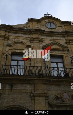 Façade panoramique vue sur le Palazzo di Città, un monument historique et un centre culturel de la Piazza Armerina en Sicile, Italie. Banque D'Images