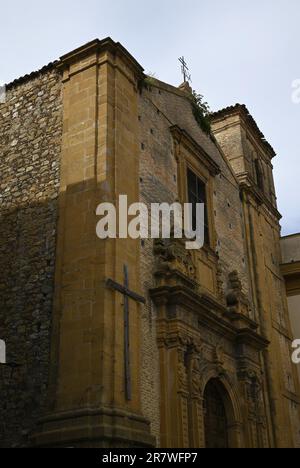 Vue extérieure panoramique sur le style baroque Chiesa di San Rocco un monument religieux historique de la Piazza Armerina en Sicile, Italie. Banque D'Images