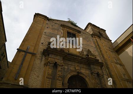 Vue extérieure panoramique sur le style baroque Chiesa di San Rocco un monument religieux historique de la Piazza Armerina en Sicile, Italie. Banque D'Images