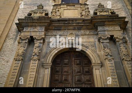 Portail antique en bois voûté de style baroque Chiesa di San Rocco un monument religieux historique de la Piazza Armerina en Sicile, Italie. Banque D'Images