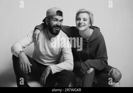 Toujours jeune. Couple traînez ensemble. Des gens insouciants. Les jeunes veulent simplement s'amuser. Sensation de liberté. Mode pour les jeunes. Liberté et élégance. Homme a Banque D'Images