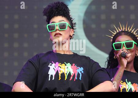 La troupe de la comédie musicale six se produit en direct sur scène à West End Live 2023 à Trafalgar Square, Londres, Angleterre. Banque D'Images