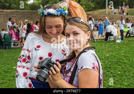 Les jolies filles ont du plaisir à prendre des photos dans le parc pendant la fête de la ville. Dnipro, Ukraine - 13 septembre 2014 Banque D'Images