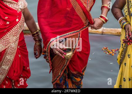 Les dévotés font des offrandes et prient dans le Gange pendant Chhath Puja à Varanasi, Inde Banque D'Images