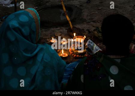 Les dévotés font des offrandes pendant Chhath Puja à Varanasi, Inde Banque D'Images