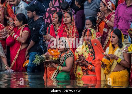 Les dévotés font des offrandes et prient dans le Gange pendant Chhath Puja à Varanasi, Inde Banque D'Images