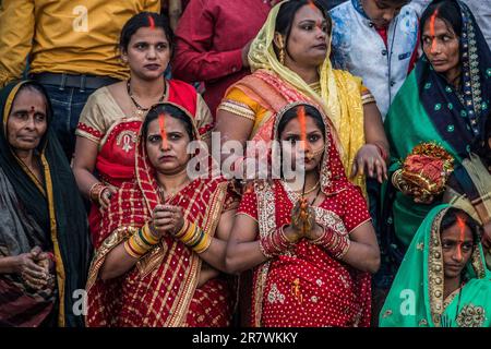 Les dévotés font des offrandes et prient dans le Gange pendant Chhath Puja à Varanasi, Inde Banque D'Images