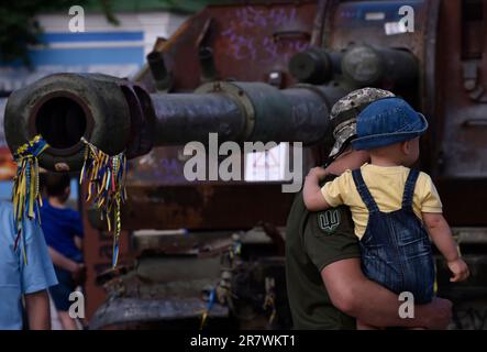 Kiev, Ukraine. 17th juin 2023. Les gens regardent des équipements militaires russes détruits et capturés exposés dans une exposition en plein air au centre de Kiev. (Photo par Sergei Chuzavkov/SOPPA Images/Sipa USA) crédit: SIPA USA/Alay Live News Banque D'Images