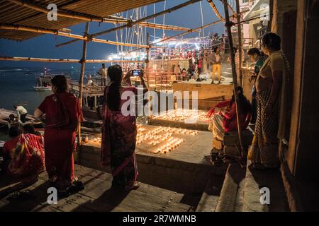 Dev Deepawali fête les ghats de Varanasi, Inde Banque D'Images