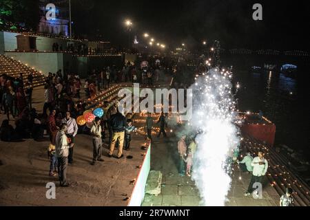 Feux d'artifice sur les Ghats de Varanasi pendant les célébrations de Dev Deepawali en Inde Banque D'Images