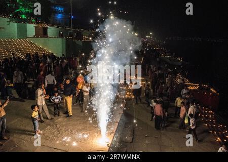 Feux d'artifice sur les Ghats de Varanasi pendant les célébrations de Dev Deepawali en Inde Banque D'Images