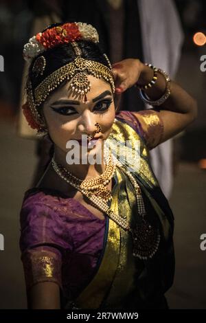 Une danseuse pendant les célébrations de Dev Deepawali sur les ghats de Varanasi, Inde Banque D'Images