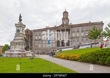 Porto, Portugal - 03 juin 2018: Monument à l'Infante Dom Henrique en face du Palais de la Bourse (Portugais: Palácio da Bolsa), un b historique Banque D'Images