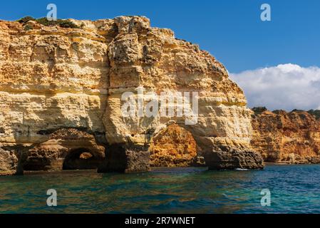 Arche naturelle semblable à la figure d'un éléphant dans les falaises de l'Algarve. Banque D'Images