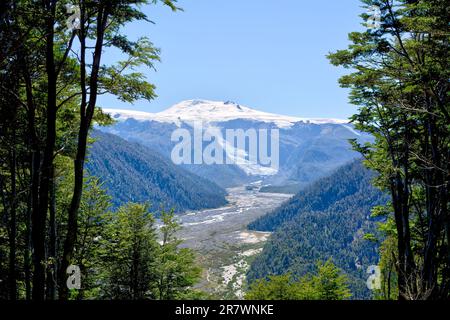 Paysage spectaculaire avec des montagnes, des glaciers et des lacs du parc national de Pumalin en Patagonie chilienne Banque D'Images