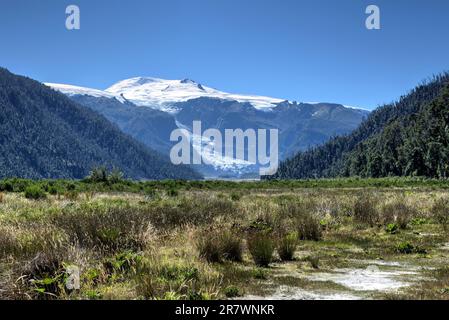 Paysage spectaculaire avec des montagnes, des glaciers et des lacs du parc national de Pumalin en Patagonie chilienne Banque D'Images