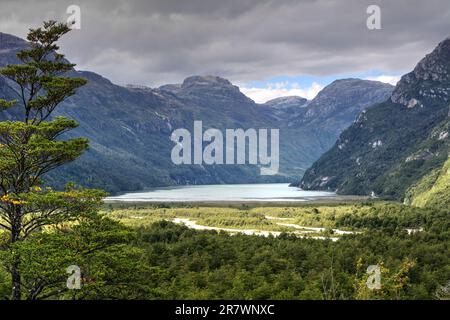 Paysage spectaculaire avec des montagnes, des glaciers et des lacs du parc national de Pumalin en Patagonie chilienne Banque D'Images