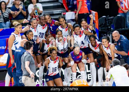 Hong Kong, Hong Kong. 17th juin 2023. Équipe République dominicaine célébrons leur victoire après le match préliminaire de la FIVB Volleyball Nations League Hong Kong 2023 entre la République dominicaine et le Canada au Hong Kong Coliseum. Note finale; République dominicaine 3:2 Canada. (Photo par Ben Lau/SOPA Images/Sipa USA) crédit: SIPA USA/Alay Live News Banque D'Images