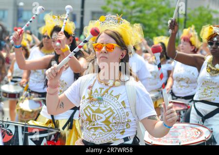 New York, États-Unis. 17th juin 2023. Des milliers de personnes se rassemblent sur la promenade de Coney Island lors de la parade annuelle de la sirène à Brooklyn, New York, sur 17 juin 2023. Crédit : Ryan Rahman/Alay Live News Banque D'Images