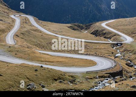 Transfagarasan Highway (Transfagarash), la route la plus belle et la plus dangereuse d'Europe, la Roumanie. Carpathian montagnes, Fagaras crête Banque D'Images