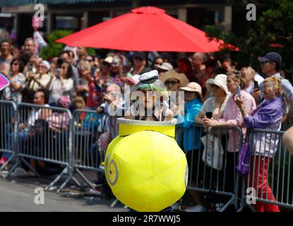 Coney Island, États-Unis. 17th juin 2023. Les personnes vêtues défilent en costume sur la route de la parade annuelle de la sirène de l'île Coney à New York, samedi, 17 juin 2023. La parade artistique a lieu chaque année en juin et célèbre l'arrivée de la saison estivale. Photo de John Angelillo/UPI crédit: UPI/Alay Live News Banque D'Images