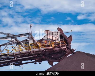 Un gerbeur / récupérateur de type rampe à une usine d'acier HBI à fer à facettes à chaud à Toledo, Ohio, États-Unis 2023 Banque D'Images