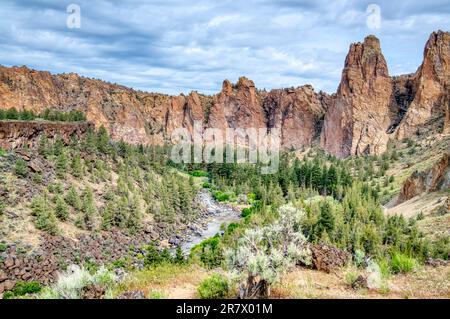Le parc national de Smith Rock, dans l'Oregon, près de la ville de Redmond, abrite d'incroyables formations rocheuses et des kilomètres de sentiers de randonnée Banque D'Images