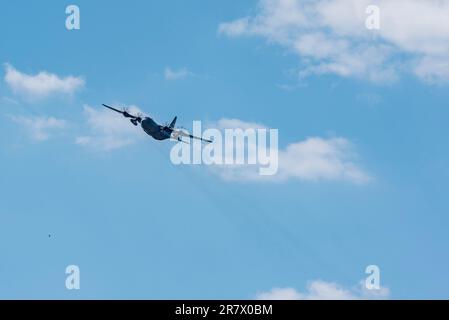 A ÉTATS-UNIS Un avion Hercules C-130 de la Force aérienne affecté à la 153rd Escadre du pont aérien, Garde nationale du Wyoming, survole la base avant l'atterrissage pendant l'exercice Air Defender 2023 (AD23) à la base aérienne de Wunstorf, Allemagne (4 juin 2023). L'exercice AD23 intègre la puissance aérienne américaine et alliée pour défendre des valeurs communes, tout en tirant parti et en renforçant des partenariats essentiels pour décourager l'agression dans le monde entier. (É.-U. Photo de la Garde nationale aérienne par le sergent d'état-major Paul Helmig) Banque D'Images