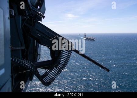 Le plus grand porte-avions au monde USS Gerald R. Ford (CVN 78), la frégate italienne Alpino (F 594) et le destroyer de missiles guidés de classe Arleigh Burke USS Roosevelt (DDG 80) transitent par le détroit de Gibraltar (15 juin 2023). Gerald R. Ford est les États-Unis Le porte-avions le plus récent et le plus avancé de Navy, qui représente un bond générationnel aux États-Unis Capacité de la Marine à projeter la puissance à l'échelle mondiale. Le groupe de grève des transporteurs Gerald R. Ford est en cours de déploiement aux États-Unis Marine Forces Europe zone d'opérations, employée par les États-Unis Sixième flotte pour défendre les intérêts des États-Unis, des alliés et des partenaires. (É.-U. N Banque D'Images