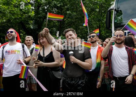 Varsovie, Pologne. 17th juin 2023. Les gens branlent des drapeaux arc-en-ciel pendant la Parade de l'égalité de Varsovie. Cette année, le défilé de l'égalité a été consacré aux droits des personnes transgenres et a été célébré sous le slogan «nous prédisons l'égalité et la beauté! Le défilé de l'égalité a traversé les rues de Varsovie pour la 17th fois. C'est la plus grande manifestation des communautés LGBTQ en Pologne. Crédit : SOPA Images Limited/Alamy Live News Banque D'Images